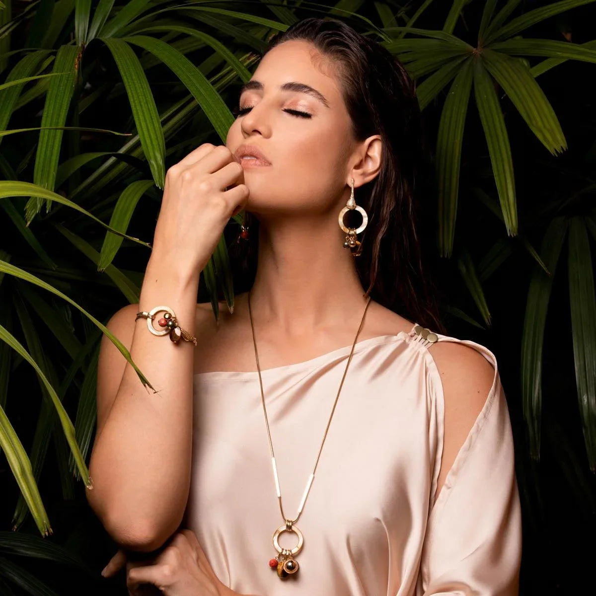 Mãos da Terra Mother of Pearl Hoop Necklace - Lachesis London